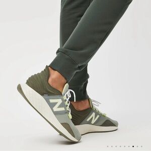 Size 9.5  Women,- New Balance Fresh Foam Roav Low